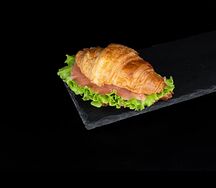 Круассан с красной рыбой с сливочным сыром 