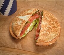 Сэндвич филадельфия с красной рыбой