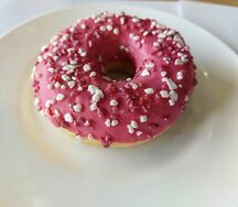 Донат с клубникой