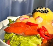 Бриошь с лососем и яйцом пашот