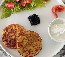 Картофельные драники со сметаной и слабосоленым лососем