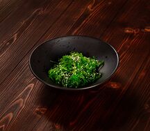 Салат Чука с ореховым соусом