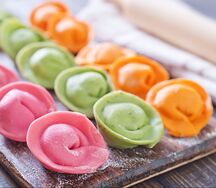 Пельмени по-домашнему с курицей, сыром и базиликом