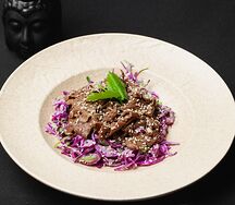 Салат с чукой и ореховым соусом