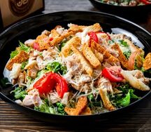 Салат Цезарь с курицей