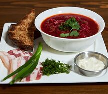 Борщ со сметаной и салом