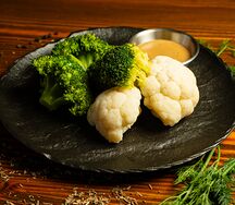 Микс брокколи и цветной капусты с ореховым соусом