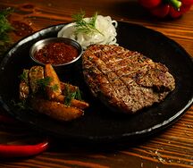Стейк из свинины с картофелем по-деревенски