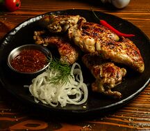 Куриные крылья с острым соусом