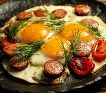 Яичница с охотничьими колбасками