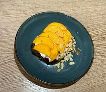 Френч-тост с сезонными фруктами и ванильным кремом