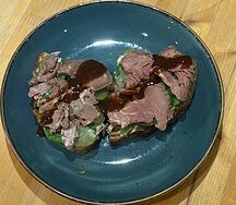 Брускетта с ростбифом и соусом черный перец