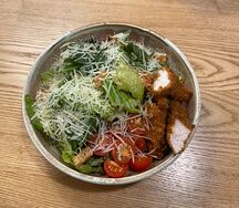 Салат Цезарь с наггетсами