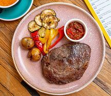 Стейк из говядины с овощами гриль