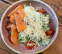 Салат Цезарь с лососем