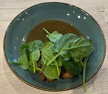 Томленые говяжьи щеки с битым картофелем