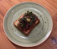 Тартар из тунца на бриоши