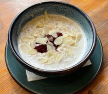 Овсяная каша с клубничным джемом и лепестками миндаля