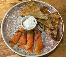 Блинчики с лососем домашнего посола и крем-чизом