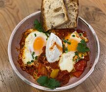 Еврейский завтрак и капучино