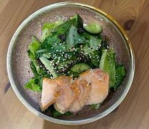 Салат с копченым лососем и сморчками