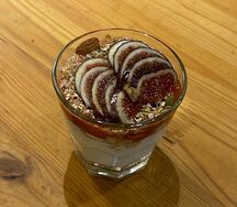 Йогурт с домашней гранолой и сезонными фруктами