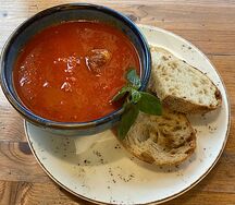 Пряный томатный суп с фрикадельками из говядины