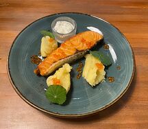 Стейк из лосося с соусом тартар