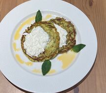 Оладьи из цукини с сыром страчателла