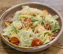 Салат Цезарь с креветками