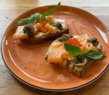 Брускетта с лососем, сливочным сыром и икрой