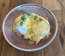 Бриошь с лососем и авокадо