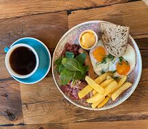 Английский завтрак и черный кофе