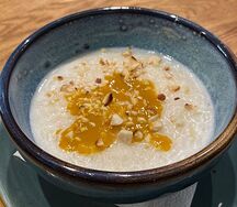 Каша рисовая с арахисом и соусом манго