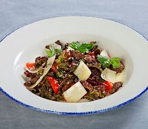 Салат с телятиной, пармезаном и трюфельным маслом
