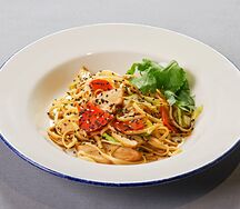 Лапша с копченой курицей в устричном соусе
