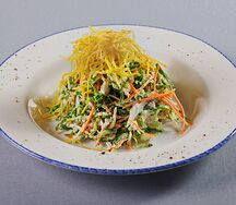 Салат с курицей, овощами и картофелем пай