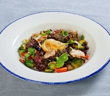 Салат с индейкой, печеной грушей и брюссельской капустой