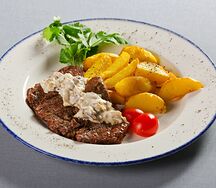 Медальоны из говяжьей вырезки с грибным соусом и картофельными дольками