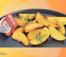 Картофель по-деревенски и томатный соус