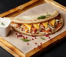 Закрытая пицца с курицей