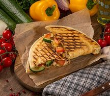 Закрытая пицца с курицей, картофелем и салатом