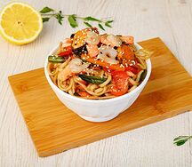 Wok с морепродуктами и овощами