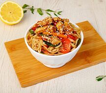Wok с курицей, овощами и соусом