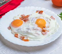 Яичница с ветчиной и помидорами