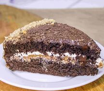 Пирог шоколадный с соленой карамелью
