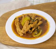 Соевое мясо в соусе томат и базилик