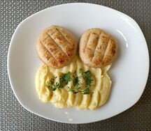 Биточки куриные с картофельным пюре