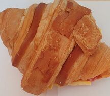 Круассан с бужениной, кофе 