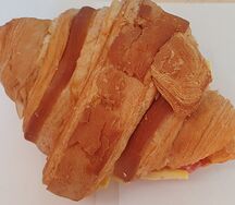 Круассан с ветчиной, кофе